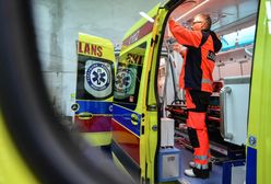 Koronawirus w Polsce. Kierowcy karetek covidowych prowadzą w skafandrach. "Traktujcie nas ulgowo"