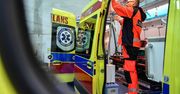 Koronawirus w Polsce. Kierowcy karetek covidowych prowadzą w skafandrach. "Traktujcie nas ulgowo"