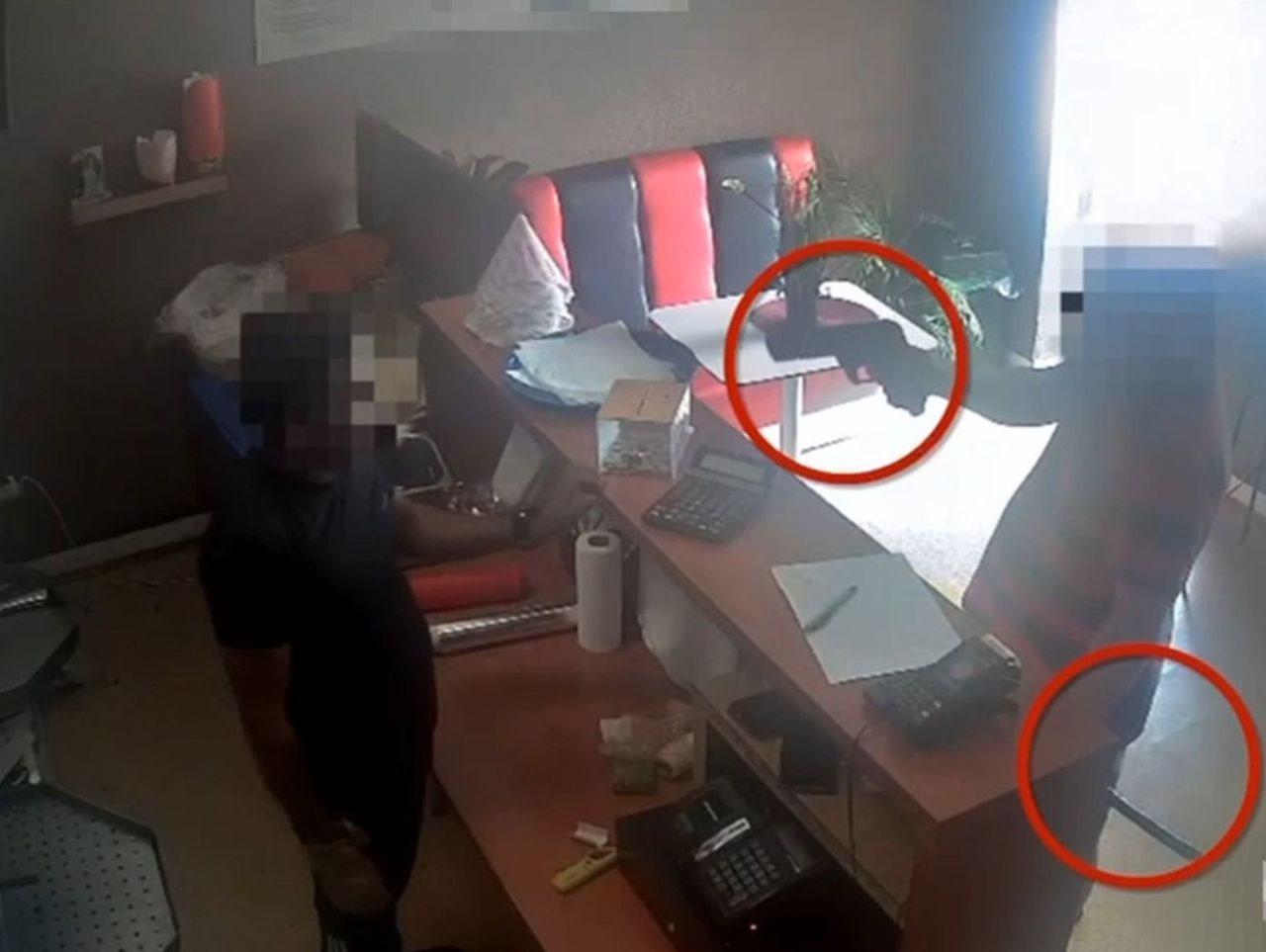 Celestynów: Pijany mężczyzna wtargnął do lokalu z pistoletem i maczetą
