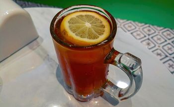 Nie dodawaj cytryny do herbaty w tym momencie. Kluczowa zasada