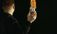 Węgorzewo. Rzucił koktajlem Mołotowa w budynek komendy policji. Padły strzały