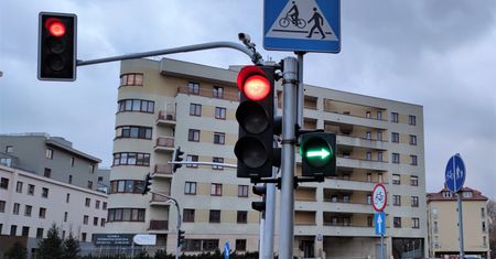 Zielona strzałka warunkowa, a zawracanie na skrzyżowaniu – kto ma pierwszeństwo?