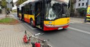 Warszawa: Poważne potrącenie rowerzysty przez autobus na Targówku
