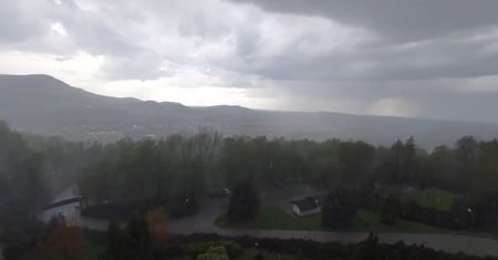 Moment uderzenia pioruna podczas burzy. Przerażające nagranie ze Śląska