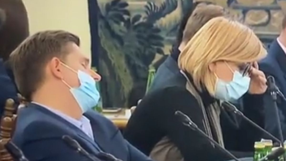 Poseł PiS przysnął podczas obrad.