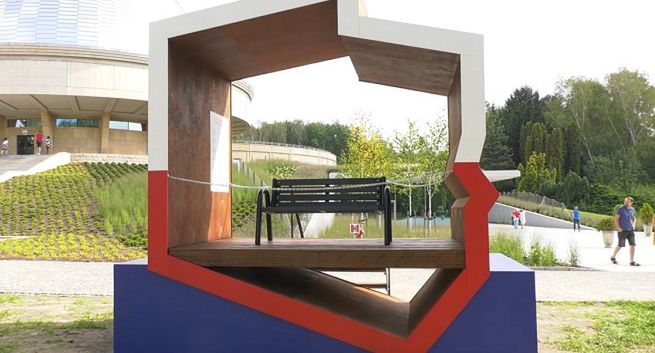 Kpiny z ławek z konturem Polski. Kto za nie odpowiada?