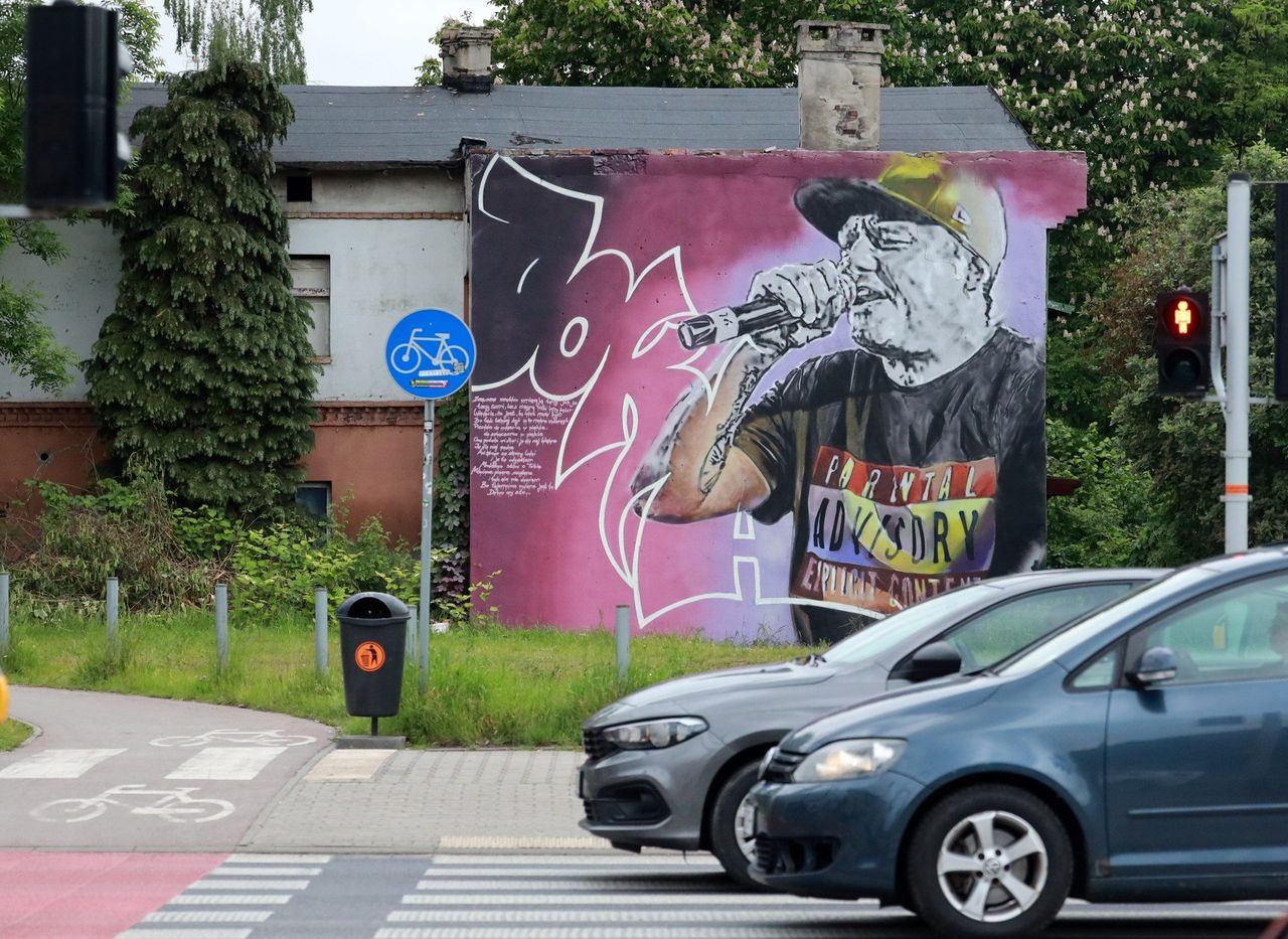 Joka z własnym muralem w Katowicach. Legendarny raper z Kalibra 44 upamiętniony na murze w Załężu. Prace dobiegają końca