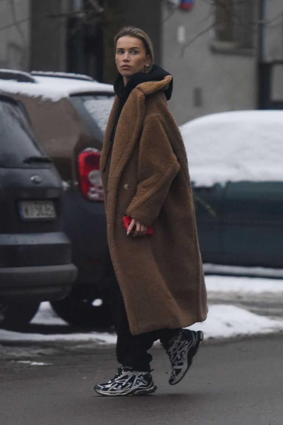 Maffashion zaspokaja głód nikotynowy przed butikiem Macieja Zienia