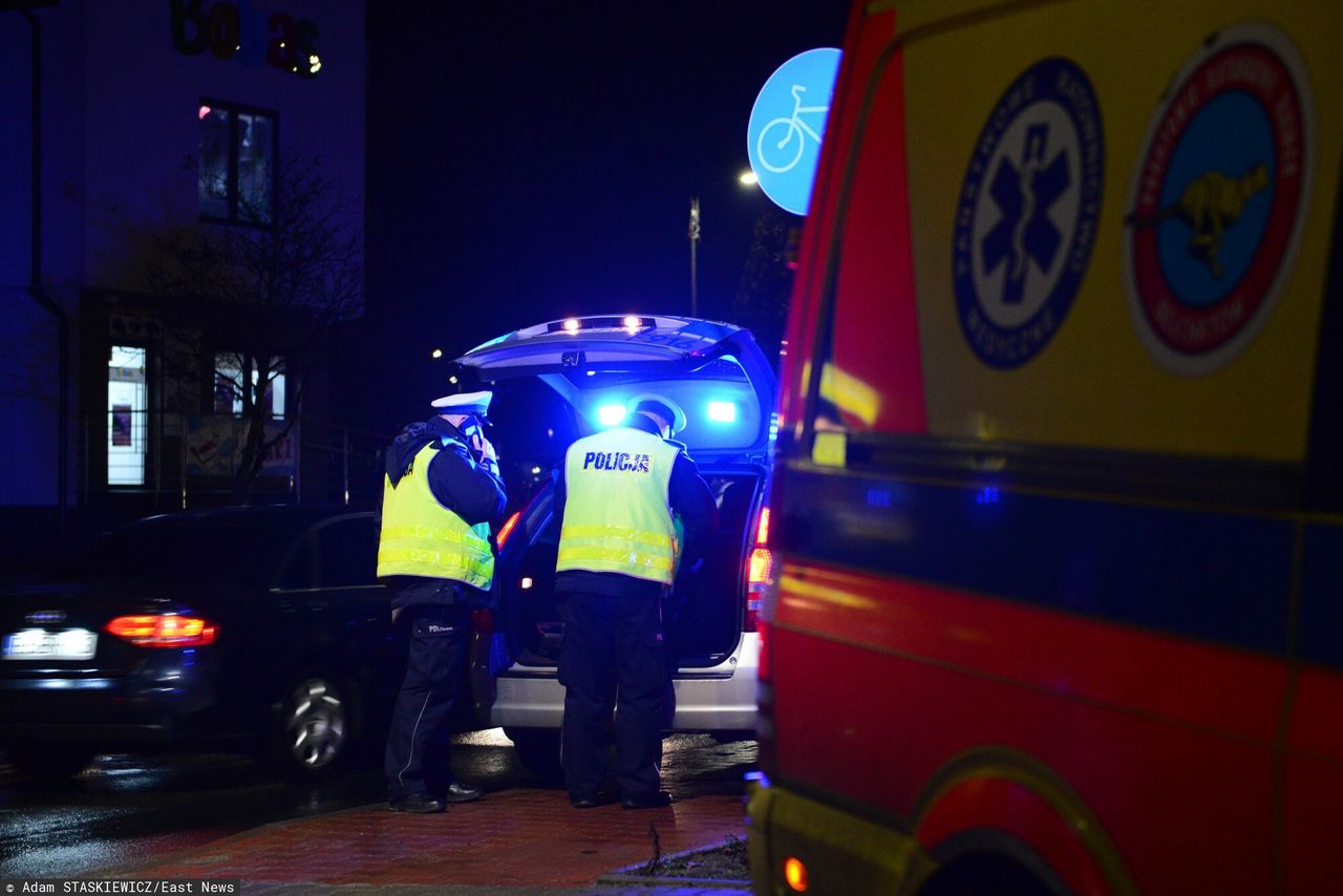 Wjechał w ludzi na chodniku i uciekł. Policja szuka sprawcy