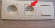 Do czego służy metalowy bolec w gniazdku? Nie każdy o tym wie