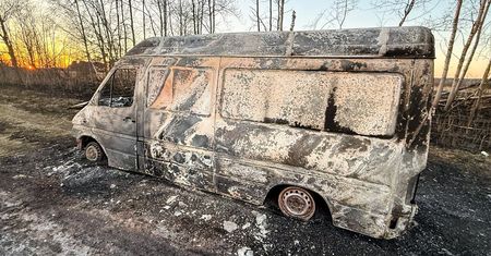 Ukradli busa z przesyłkami. Potem wszystko podpalili