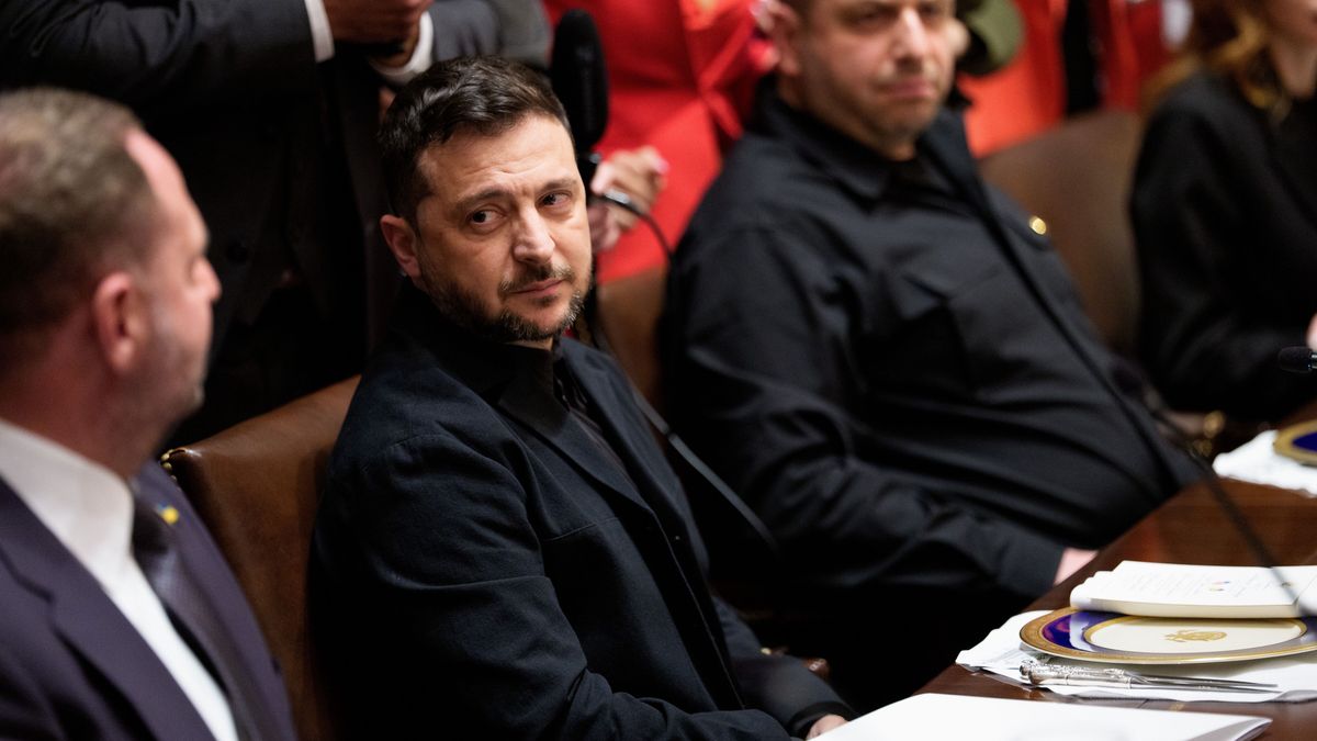 President of Ukraine Volodymyr Zelensky (C) participates in a bilateral meeting in the Cabinet Room of the White House in Washington, D.C., USA, 17 October 2025. Ukrainian President Zelenskyy is visiting the United States as Trump pursues a peace deal in the Russia-Ukraine war. EPA/AARON SCHWARTZ / POOL Dostawca: PAP/EPA.