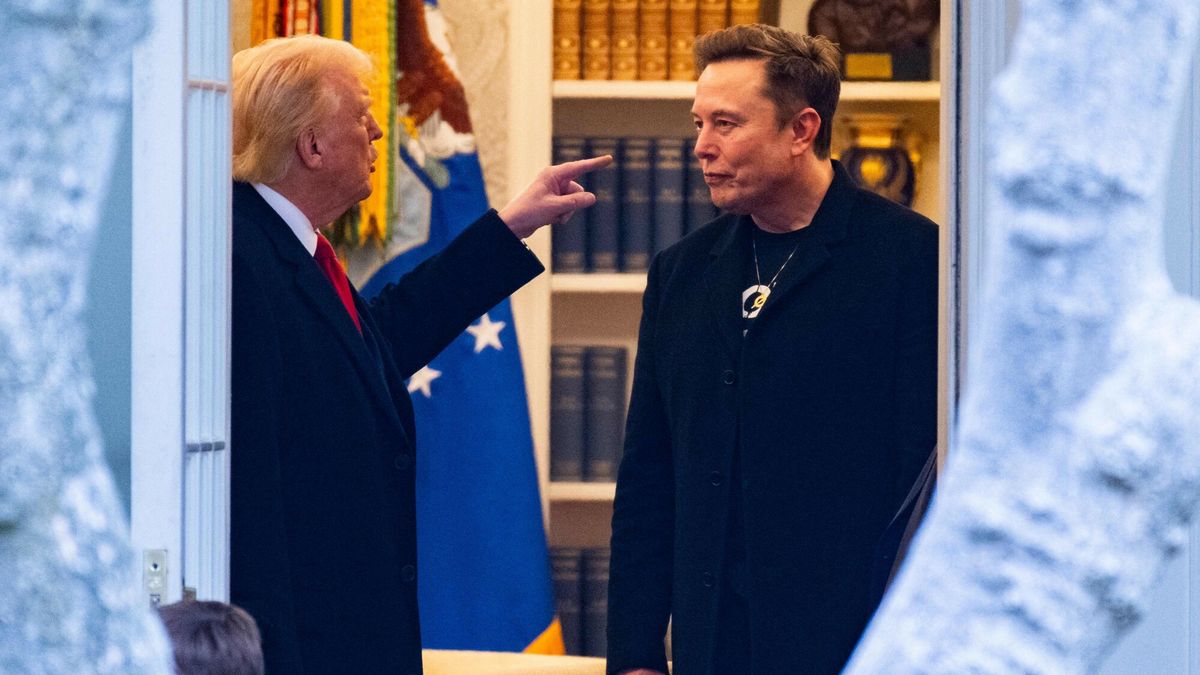 Donald Trump z synem Elona Muska
US President Donald Trump and Elon Musk (R) speak before departing the White House on his way to his South Florida home in Mar-a-Lago in Florida on March 14, 2025. Trump is spending the weekend at his Florida Mar-a-Lago resort. (Photo by ROBERTO SCHMIDT / AFP)
ROBERTO SCHMIDT