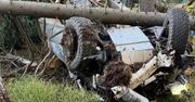 Szklarska Poręba: Toyota z pięcioma osobami wypadła z drogi, ścięła dwa świerki i dachowała