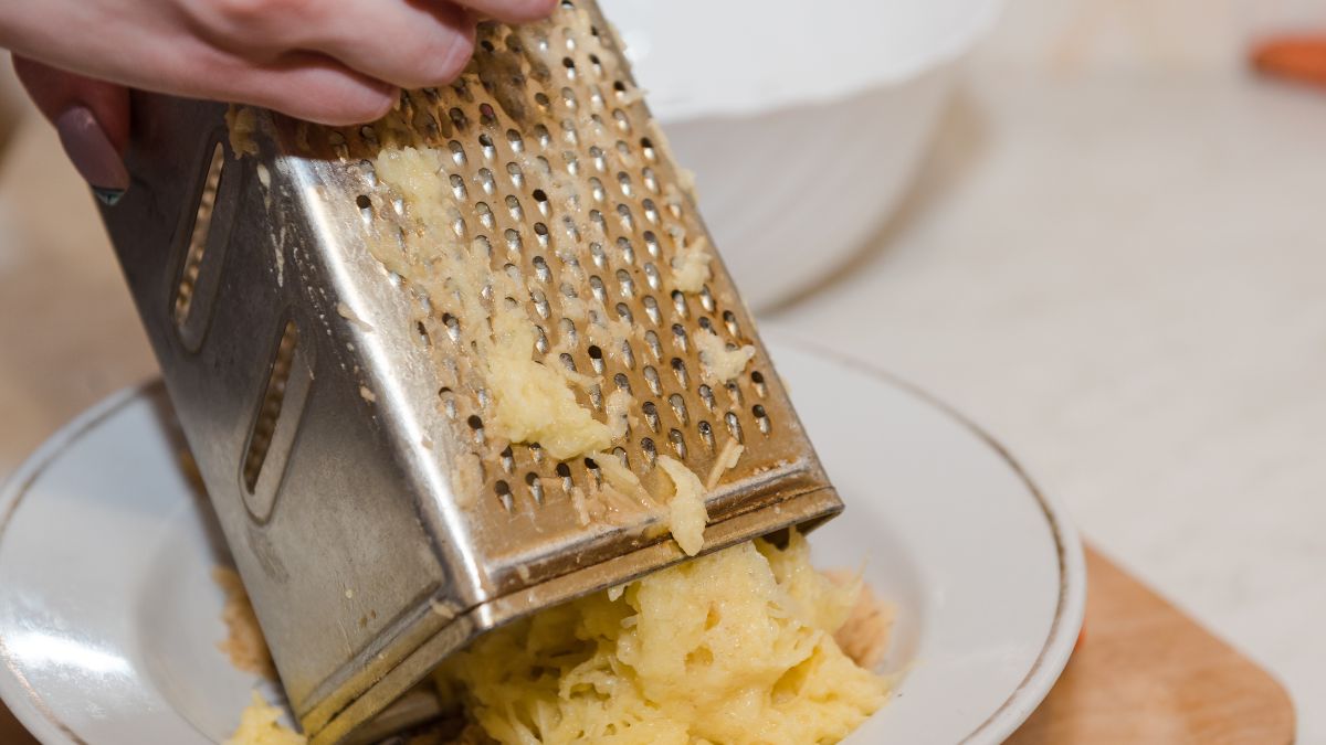 Ścieram ziemniaki, a następnie zapiekam je, tworząc pyszną zapiekankę ziemniaczaną 