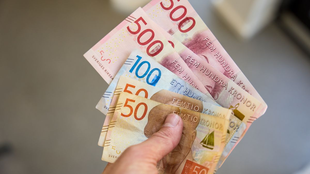 Swedish Krona banknotes of different denominations arranged in Stockholm, Sweden, on Wednesday, June 17, 2026. Swedes' enthusiasm for joining the euro area fell for a second successive year, signaling they remain confident in the krona and its ability to act as a buffer for the largest Nordic economy in turbulent global markets. Photographer: Erik Flyg/Bloomberg via Getty Images