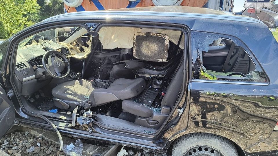 Pociąg towarowy staranował auto na przejeździe