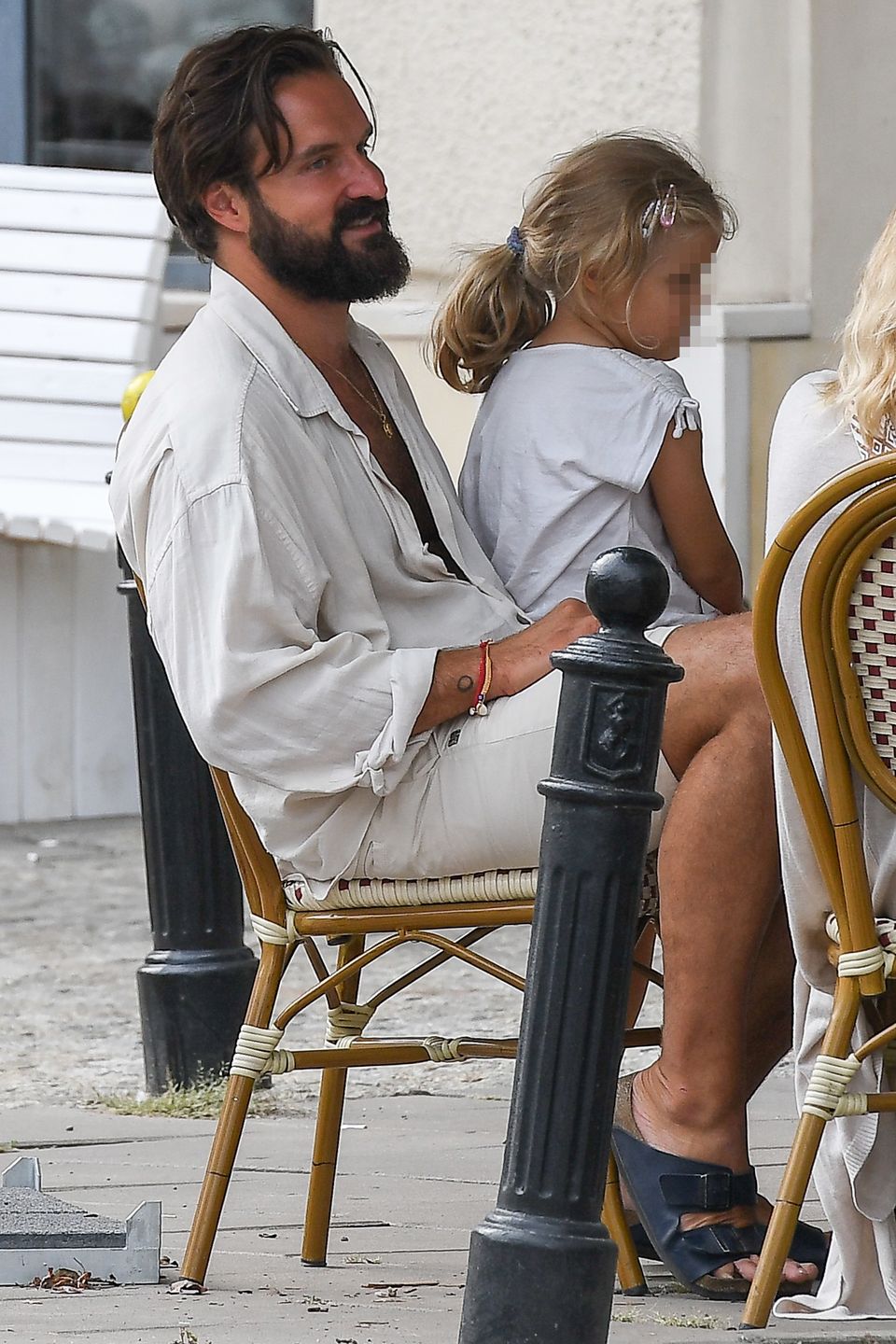 Piotr Stramowski z partnerką i córką w restauracji