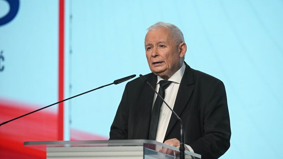 Warszawa, 08.12.2025. Prezes Prawa i Sprawiedliwości Jarosław Kaczyński podczas konferencji prasowej w siedzibie ugrupowania przy ul. Nowogrodzkiej w Warszawie, 8 bm. (sko) PAP/Marcin Obara