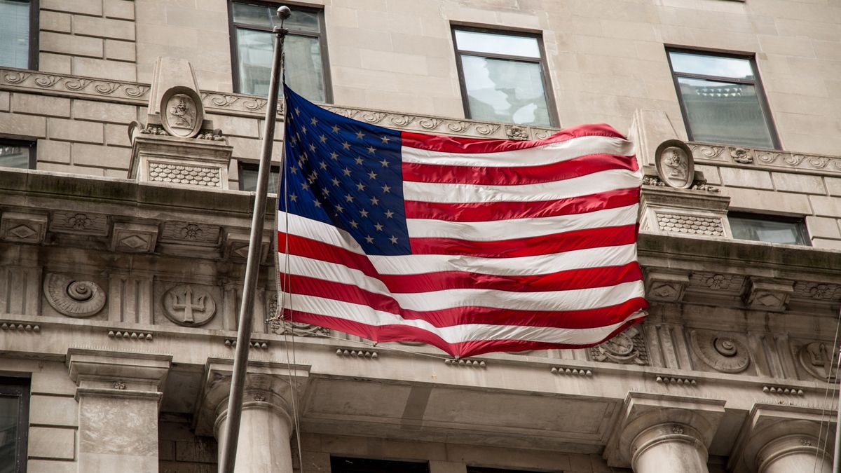 Kursy walut. Złoty korzysta na politycznych sporach w USA. 