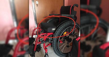 Podczas pakowania wózka inwalidzkiego do auta zapomnieli o poduszce. Gdy wrócili już jej tam nie było