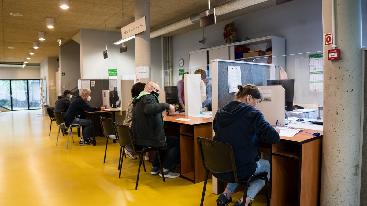 W Polsce rośnie bezrobocie. Coraz więcej osób myśli o pracy za granicą.