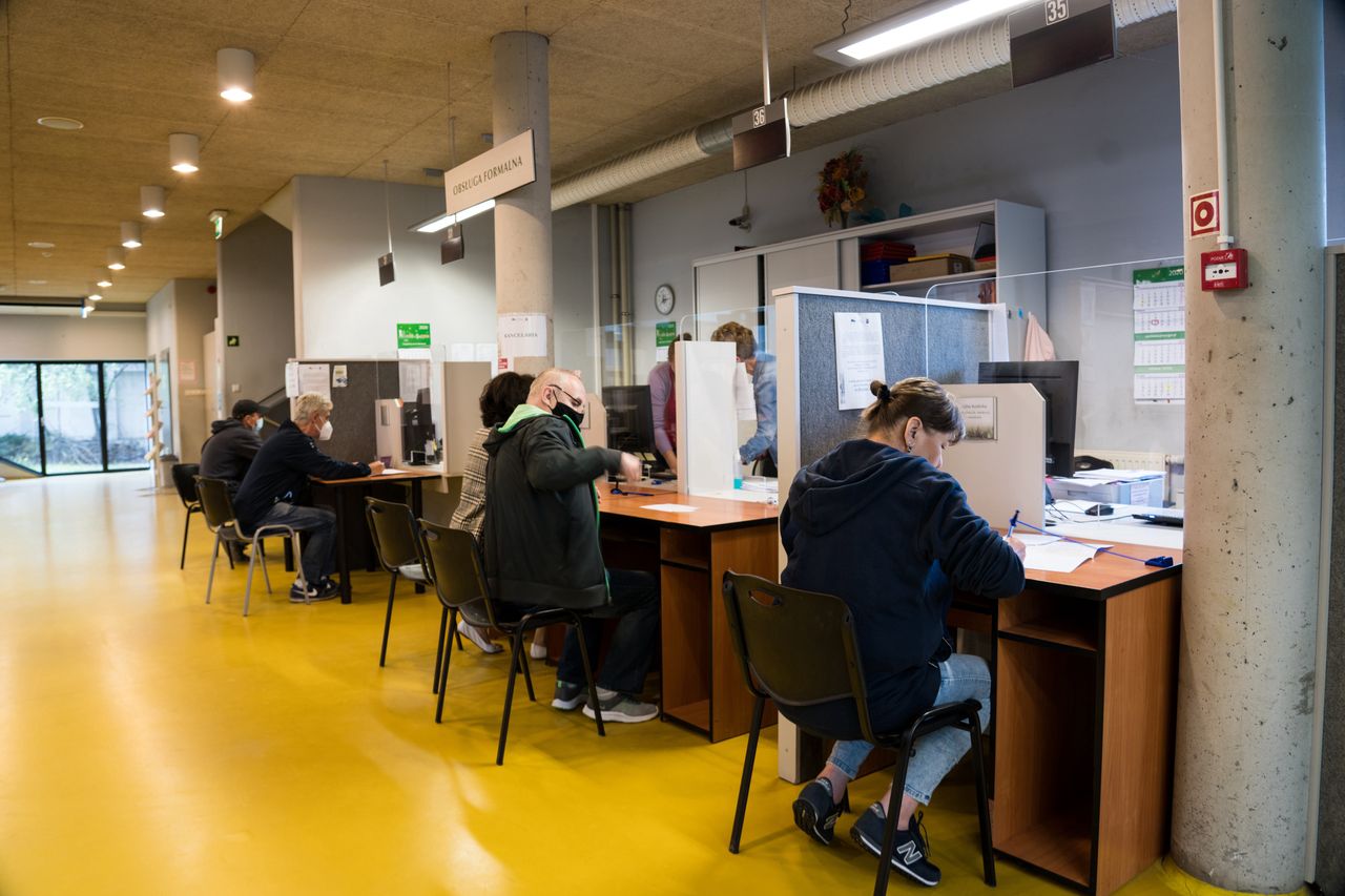 Praca za granicą. Młodzi Polacy chętni do emigracji