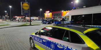 Włocławek: Drogówka na zlocie miłośników aut. Dziesiątki mandatów i zatrzymane dowody