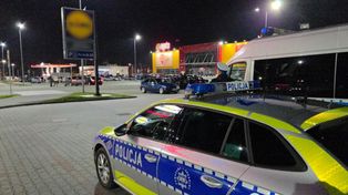 Włocławek: Drogówka na zlocie miłośników aut. Dziesiątki mandatów i zatrzymane dowody