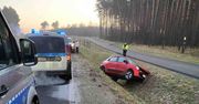 DW282: Renault wypadło z drogi i zaryło w pobocze