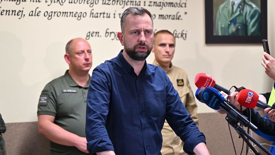 Wicepremier Kosiniak-Kamysz w Krakowie na odprawie kadry dow�dczej.
Fot. Artur Barbarowski/East News, Krakow, 14.09.2024. Wicepremier, Minister Obrony Narodowej Wladyslaw Kosiniak-Kamysz na odprawie kadry dowodczej 111 Batalionu Lekkiej Piechoty w Rzasce w zwiazku z sytuacja pogodowa.
Artur Barbarowski