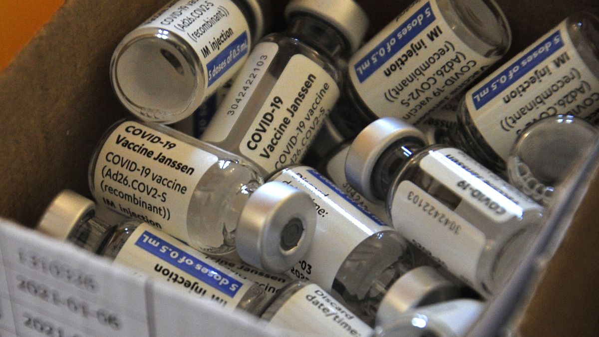 PUGLIANELLO, BENEVENTO, ITALY - 2021/05/18: Johnson & Johnson vaccine bottles used to prepare the doses to be administered to patients, during the vaccination day at Villa Marchitto in the city of Puglienello in the province of Benevento. (Photo by Vincenzo Izzo/LightRocket via Getty Images)