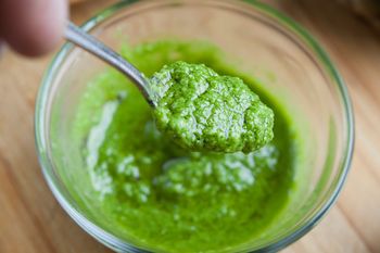 Robię pesto, które pachnie cytrusami. Nie ma w nim nawet listka bazylii