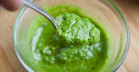 Robię pesto, które pachnie cytrusami. Nie ma w nim nawet listka bazylii