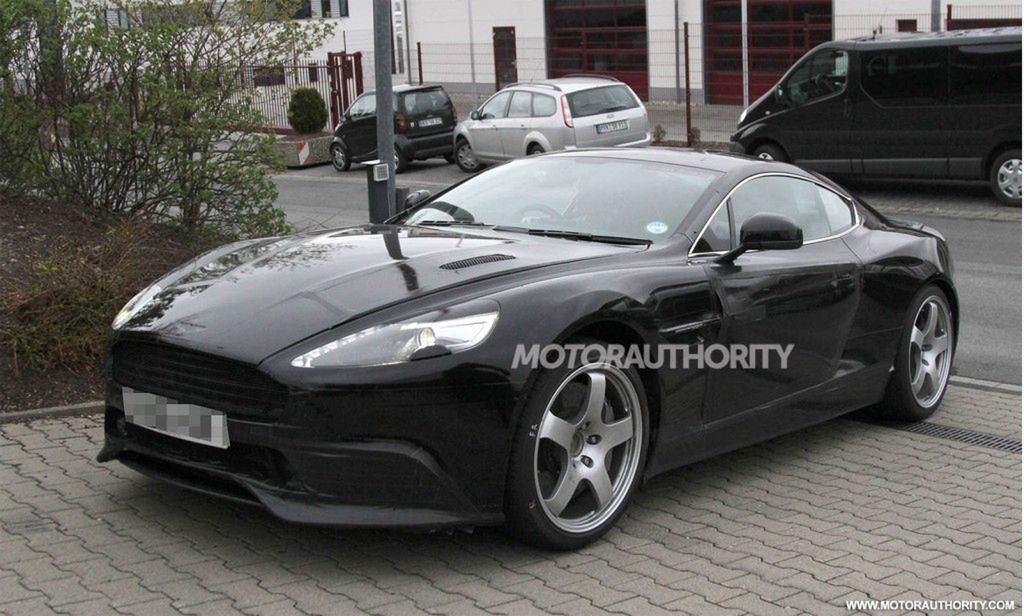 Aston Martin DB9 (2013) uchwycony w mieście