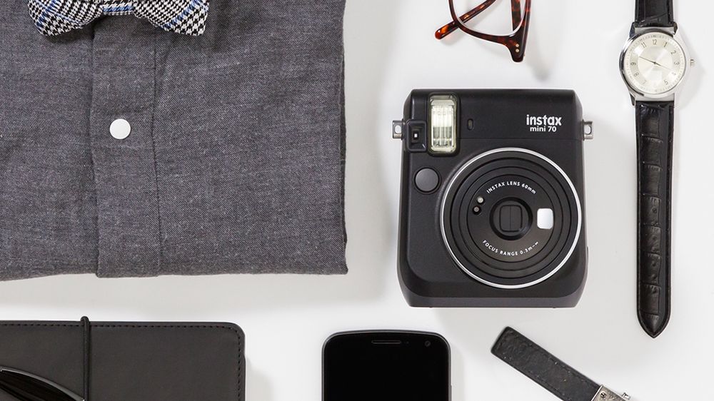 Stylowy aparat Instax mini 70 w nowych kolorach: czerwonym, czarnym i złotym 1