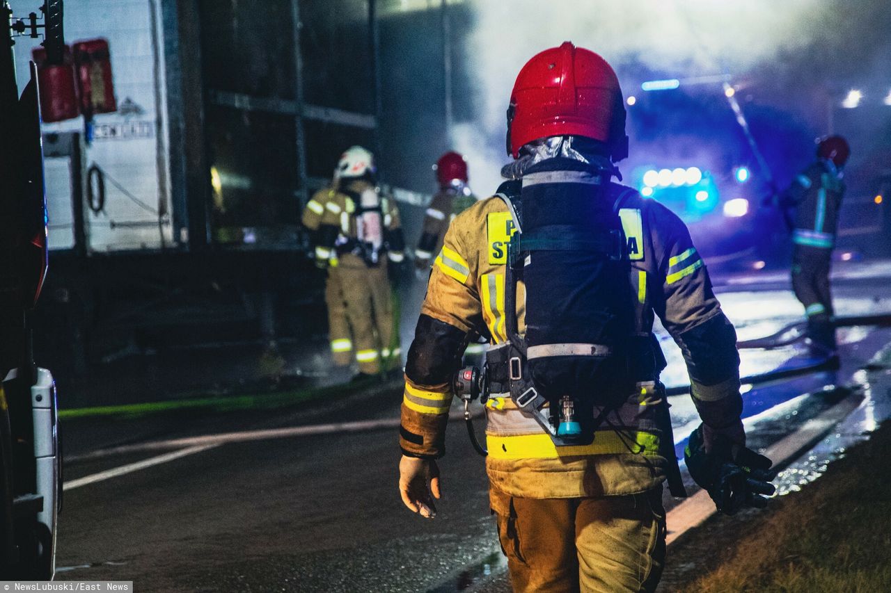 Nocny pożar kamienicy. Dwie osoby utknęły na balkonie