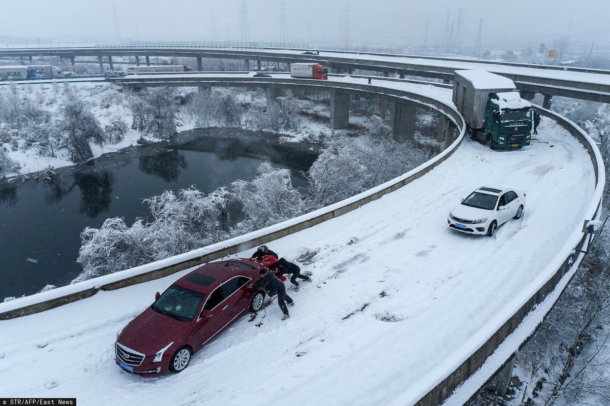 Samochody utknęły na autostradzie z powodu obfitych opadów śniegu w Wuhan w prowincji Hubei w środkowych Chinach
