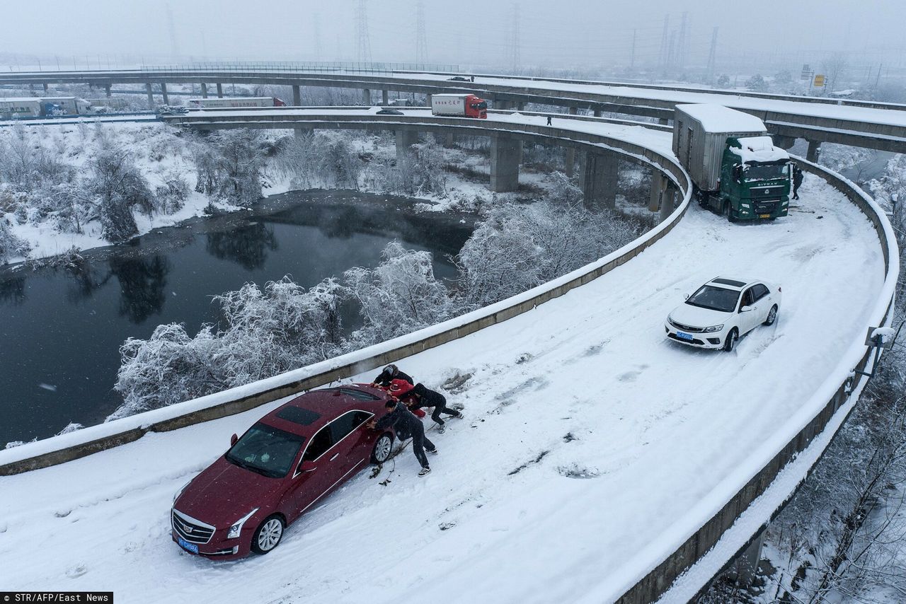 Samochody utknęły na autostradzie z powodu obfitych opadów śniegu w Wuhan w prowincji Hubei w środkowych Chinach