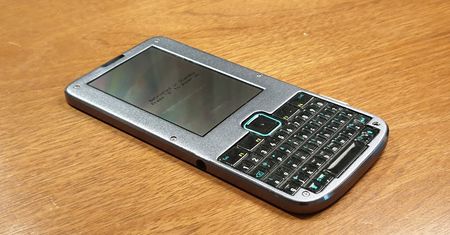 Superbezpieczny (nie)smartfon, dzięki któremu poświntuszycie za podwójnymi zasiekami