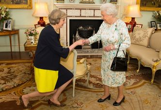Nowa premier Wielkiej Brytanii założyła na spotkanie z królową... szpilki w panterkę! (ZDJĘCIA)