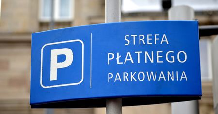SMS-y o opłatach parkingowych. Oszuści żądają danych karty