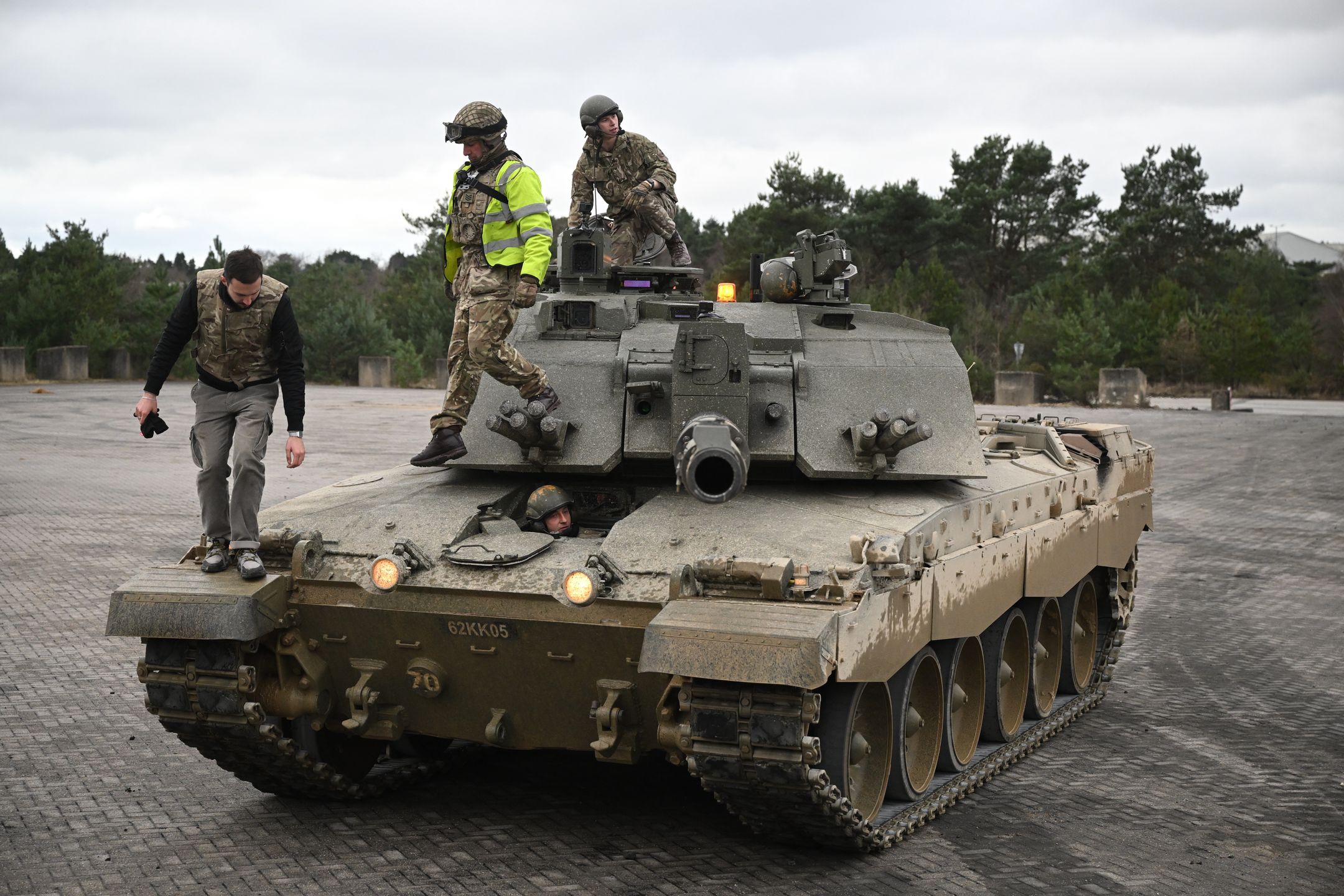 UNSPECIFIED, ENGLAND - FEBRUARY 23: Ukrainian army volunteers are trained on a Challenger 2 Tank at a military base on February 23, 2023 in Southern England.  The UK will send 14 Challenger 2 tanks to Ukraine marking the first time a Western country has sent its most powerful heavy armour to Kyiv to aid Ukrainians in the fight against the Russian Invasion. A thousand UK service personnel are deploying to run a training programme giving 10,000 volunteer recruits from Ukraine, with little to no military experience, the skills to be effective in frontline combat. Based on the UK's basic soldier training, the course covers weapons handling, battlefield first aid, fieldcraft, patrol tactics and the Law of Armed Conflict. (Photo by Leon Neal/Getty Images)
