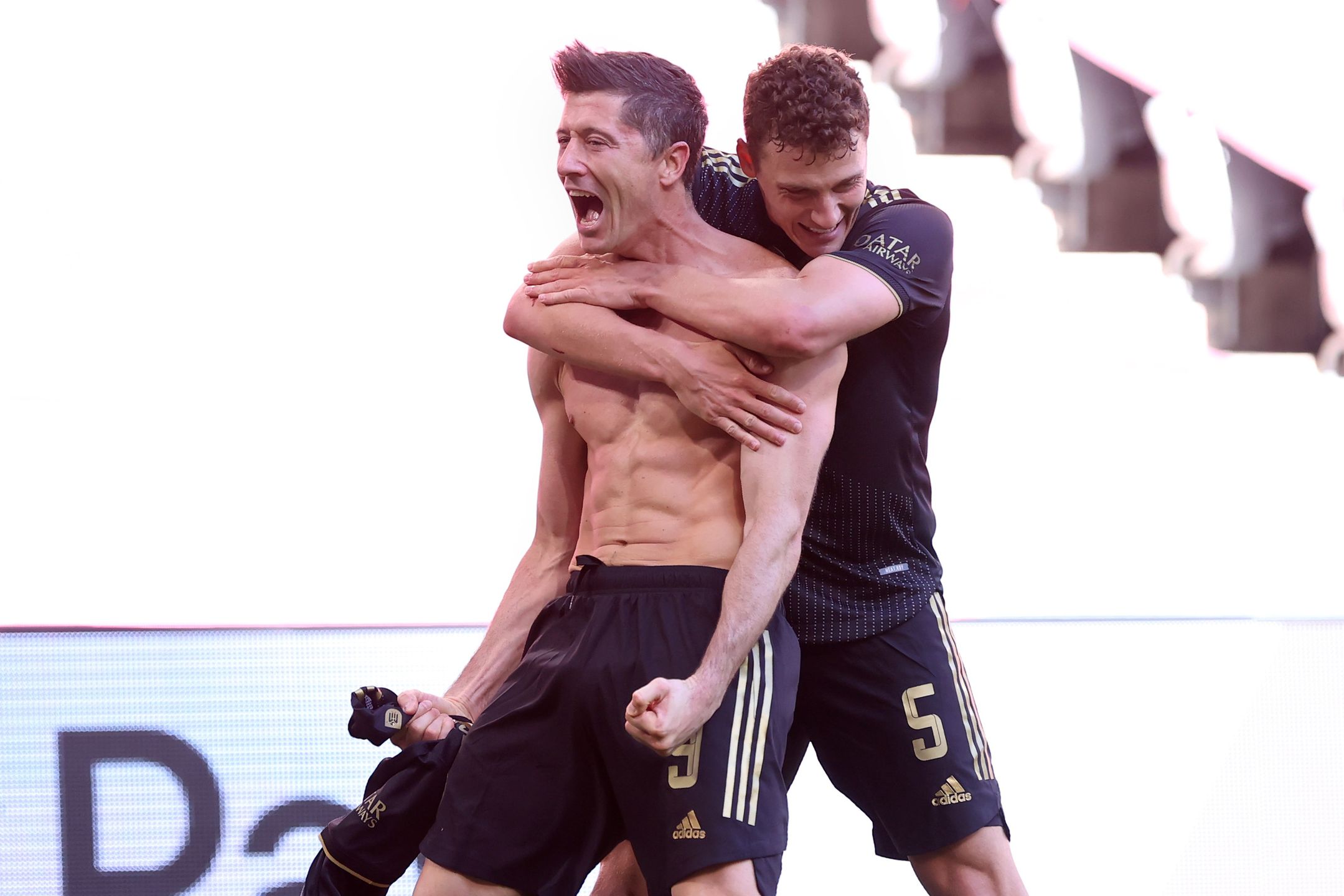 Robert Lewandowski pobił rekord strzelecki Gerda Muellera, strzelając 41. bramkę w sezonie 