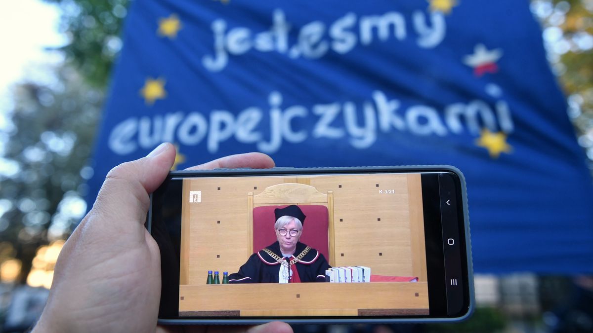 Trybunał Konstytucyjny wydał wyrok w sprawie zgodności z konstytucją niektórych przepisów Traktatu o Unii Europejskiej. Przed siedzibą TK trwała pikieta