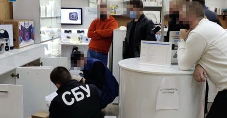 Farma botów w sklepie z elektroniką. Tak Rosja rozsiewa fake newsy