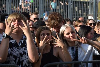 Paktofonika i Afromental na Dniach Jastrzębia. Pierwszy dzień zabawy na Stadionie Miejskim. Pod sceną bawiły się tłumy