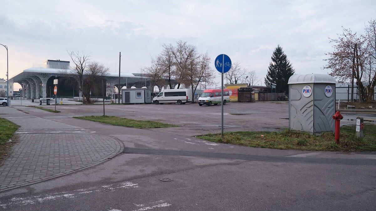 Plac manewrowy po dworcu busowym przy ul. Dworcowej 6
