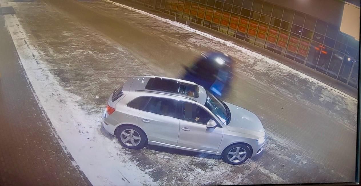 Chodzież: Drift na parkingu. Auto uderzyło w samochód z ludźmi