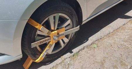 Prawo z haczykiem. Kierowcy w nocy przestawiają auta i unikają mandatu